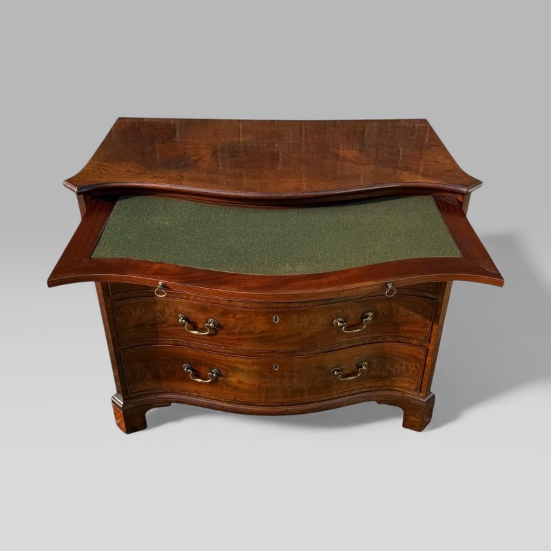 Antique Georgian 1760 Mahogany Serpentine Chest Of Drawers with Brushing Slide - Image 2